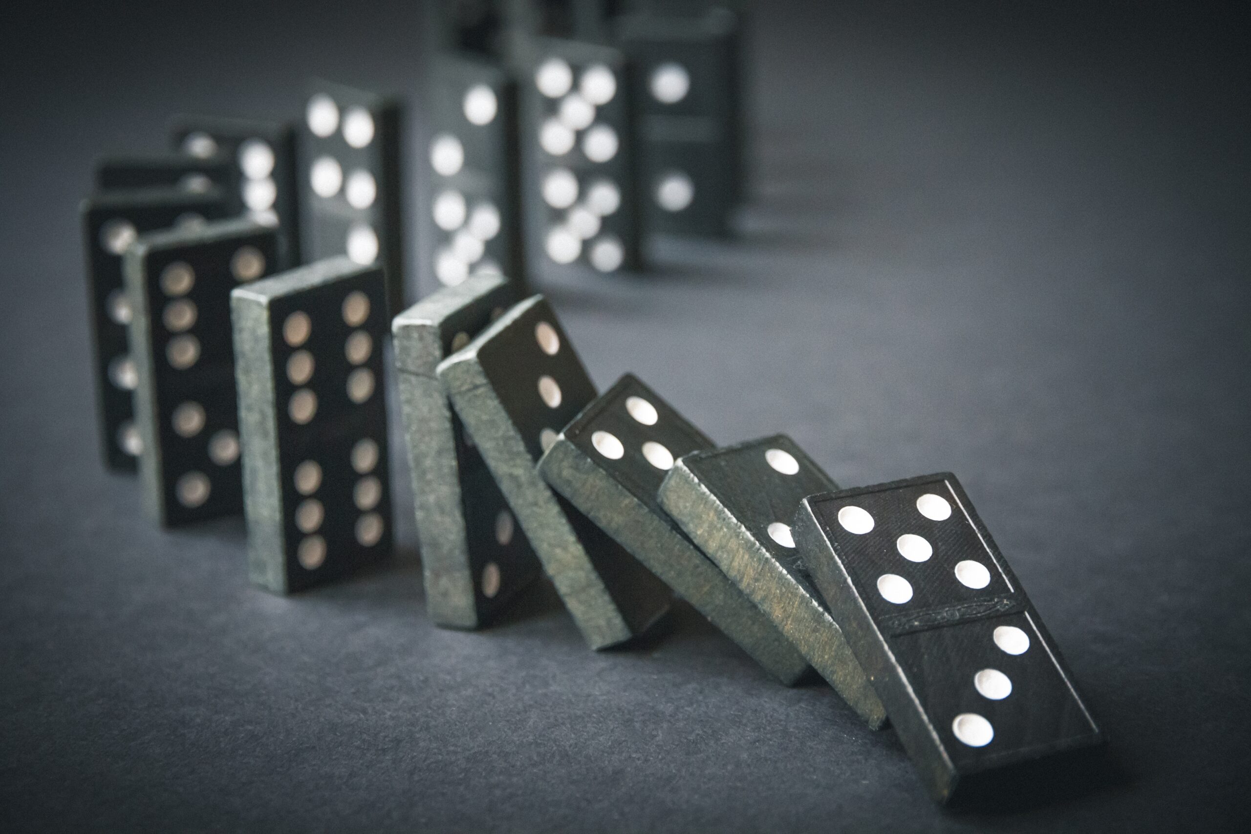 Upada pierwsze domino: Terapia genowa AMT-130 spowalnia chorobę Huntingtona w przełomowym badaniu